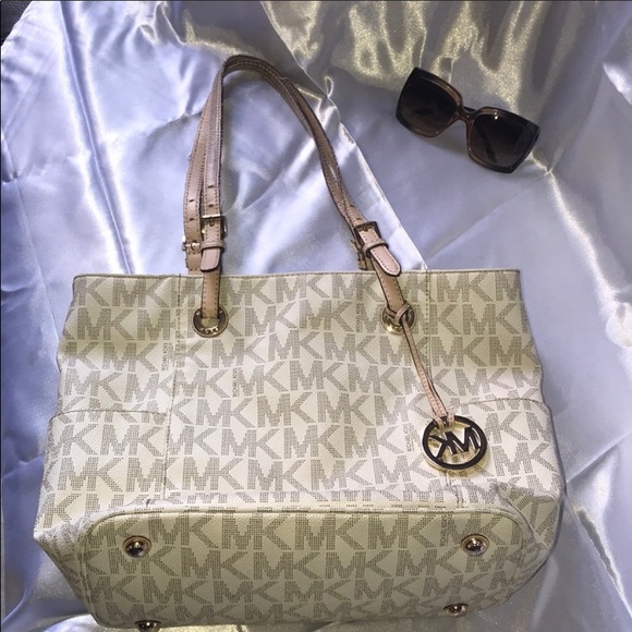 Authentic Michael Kors purse. - Picture 5 of 8